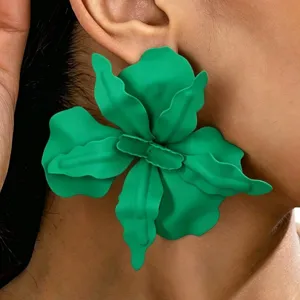 Opvallende grote groene bloemvormige metaal oorbellen voor vrouwen statement sieraden