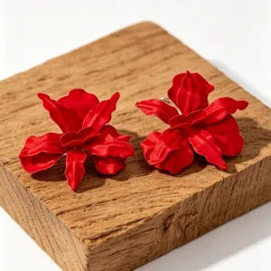 Rode oversized metalen bloem oorbellen voor vrouwen, chique statement sieraden.
