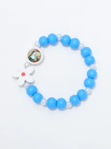 Kleurrijke houten kralen stretch armband met bloem hangertje en religieus medaillon.