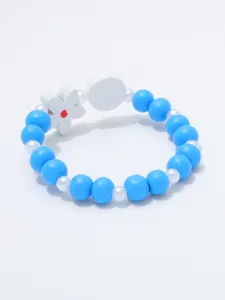 Detailweergave van kleurrijke kinderkralenarmband met blauwe houten kralen, bloem en ronde hanger.