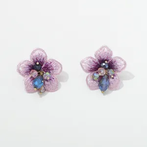 Paarse bloemoorringen van kristalgaas met parels, elegant bosstijl ontwerp voor dames.