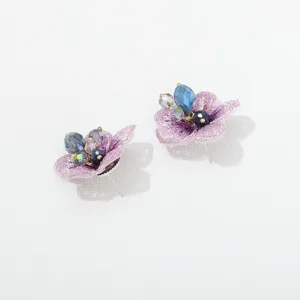Paarse stoffen bloem oorknopjes met sprankelende kristal kralen details voor dames detailopname.