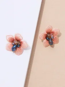 Prachtige bloem oorbellen met doorschijnende mesh bloemblaadjes en glinsterende kristallen.