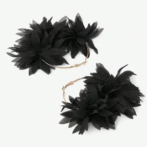Detail zwarte chiffon bloem creolen, elegante mesh bloem oorbellen voor vrouwen.