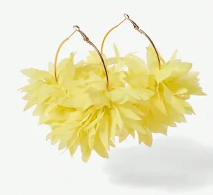 Gele chiffon bloem creolen oorbellen voor vrouwen, zoete bloemige statement sieraden.