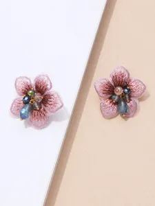Elegante kristallen gaas bloem oorbellen met roze geborduurde bloemblaadjes en glanzende kralen.