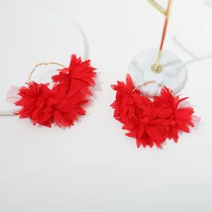 Rode chiffon bloem creolen voor vrouwen, handgemaakte zoete statement oorbellen sieraden.