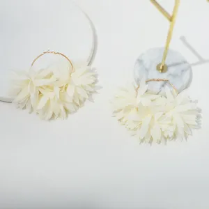 Handgemaakte witte chiffon bloem creolen oorbellen voor dames, zoete sieraden detail.