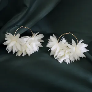 Handgemaakte witte chiffon bloem oorringen, elegante vintage mode oorbellen voor dames.