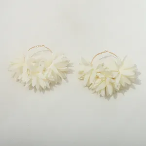 Elegante chiffon bloem oorringen met delicate crèmewitte bloemblaadjes op gouden ringen.