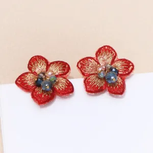 Rode geborduurde bloem oorbellen met kristal kralen in het midden, elegante dames sieraden.