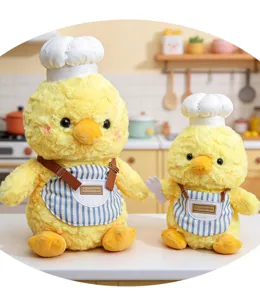 Primo piano di peluche di paperelle cuoco in mini cucina, tessuto morbido, grembiule dettagliato.