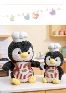 Primo piano di simpatici pinguini di peluche con cappelli da cuoco nella cucina.