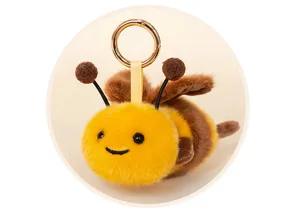 Primo piano del simpatico portachiavi ape in peluche, consistenza morbida, anello dorato.