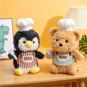 Simpatici peluche di pinguino e orso cuoco con cappello e grembiule, ottima decorazione.