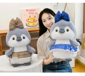 Lindo juguete de peluche de pingüino de simulación con falda floral y muñeca regalo.