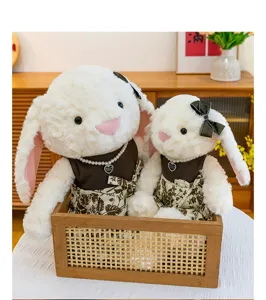 Niedliches Langohr-Plüschkaninchen-Spielset mit Blumenkleid und Perlenkette als Geschenk.