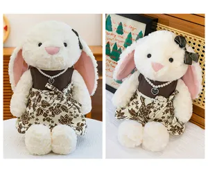 Detailansicht des niedlichen Plüschhasen mit einem Blumenkleid und einer Perlenkette.