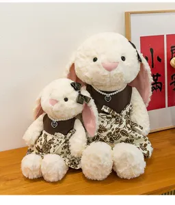 Niedliches Langohr Hasen Plüschtier Set mit Perlenkette und Kleid, kuscheliges Geschenk.