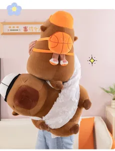 Jolie peluche capybara avec sac à dos de basket, poupée en peluche douce, cadeau créatif amusant.