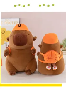 Joli jouet en peluche capybara avec un sac à dos de basket et chapeau orange, poupée.