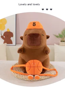 Adorable peluche de capybara avec chapeau de sport et sac de basket comme cadeau