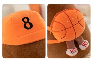 Poupée peluche capybara vue détaillée, joli sac à dos ballon de basket et chapeau numéro 8.