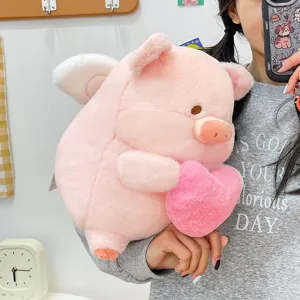 Adorabile morbido maialino di peluche rosa con bel cuore per regalo San Valentino.