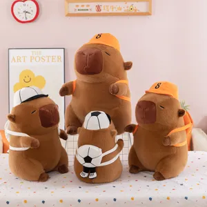 Joli ensemble de peluche capybara avec sacs à dos de sport et chapeaux, cadeau créatif.