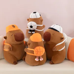 Adorable ensemble peluche capybara thèmes sportifs, sac à dos basket et bonnets, cadeau doux.