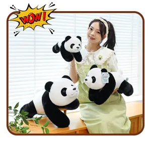 Vista detallada del tierno panda gigante de peluche en posición tendida, cojín suave.