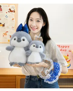 Vista detallada de adorables pingüinos de peluche gris con un lindo lazo en una habitación acogedora.