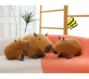 Detailansicht süßer realistischer Capybara Plüschtiere auf Sofa, weiches Stofftier.
