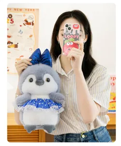 Adorable peluche de pingüino con vestido azul y lazo, suave muñeca de peluche para regalo.