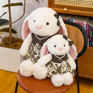 Süßes Plüschhasen-Spielzeug mit Perlenkette und Kleid, weicher Schlappohr-Hase.