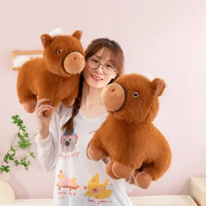 Schattige mollige kortbenige pony pluche speelgoed pop, zacht knuffeldier voor kinderen en decor.