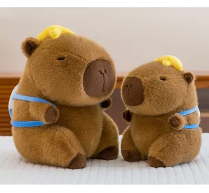 Primer plano detallado de lindos peluches de capibara con mochilas y decoración en la cabeza.