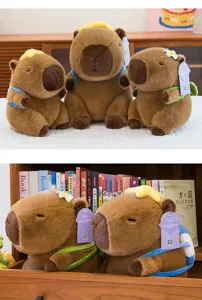 Simpático carpincho de peluche con mochila y decoración floral, suave peluche para el hogar.