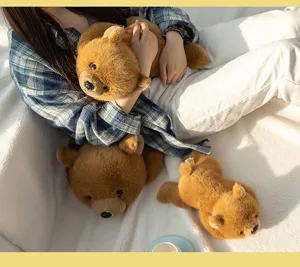 Simpatico orsetto di peluche marrone sdraiato morbido animale di peluche cuscino