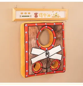 Cuscino di peluche divertente a forma di gogna in legno con fori, regalo scherzo creativo.