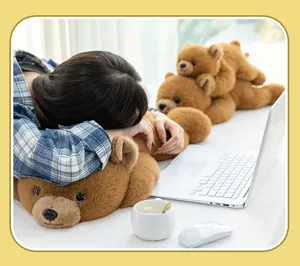 Scena di vita dettagliata con morbidi peluche di orso bruno su un letto bianco con un portatile.