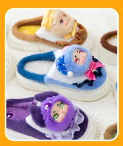 Comode pantofole invernali in peluche con simpatici personaggi dei cartoni animati per la casa.