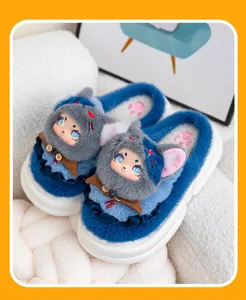 Vista dettagliata di simpatiche pantofole in peluche, scarpe da casa invernali morbide e calde.