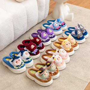 Simpatiche pantofole in peluche per l'inverno, calde scarpe da casa con teste di bambole simpatiche.
