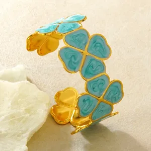 Elegantes goldenes Edelstahl Türkis Emaille Klee offenen Armreif für Damen stilvoll.