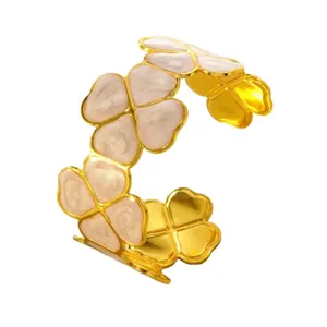 Vergoldeter Edelstahl Klee Armreif mit rosa Emaille Tropfen, stilvolles offenes Design.