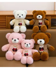 Gedetailleerde close-up van schattige pluche teddyberen met mini gebreide truien, zacht ontwerp.