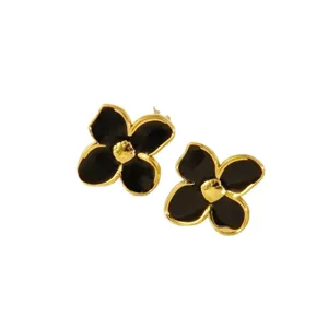 Orecchini a fiore a quattro petali in smalto nero chic con bordi dorati. Eleganti e trendy.