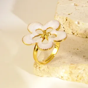 Bague florale élégante en acier inoxydable émail blanc, bijou cinq pétales tendance mode.