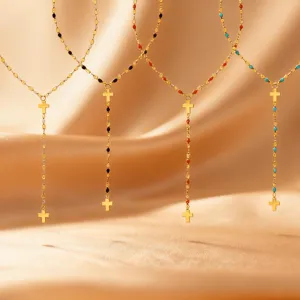 Collana con croce in acciaio inossidabile placcato oro con perline smaltate colorate.